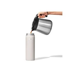 OXO Strive 40 Oz. Handled Water Bottle 3 OXO Strive 40 Oz. Handled Water Bottle -OXO Kitchen Essentials str 11333500 insulatedhandle quartz 07 rgb